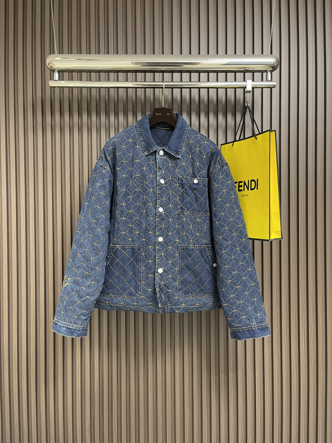 NO:523658,LV x NIGO denim cotton jacket jacket, from the collaboration between Pharrell and Nigo in the 2025 autumn and winter series, shows Louis Vuitton's superb skills. The cotton clothing is made with Dandy Monogram pattern, absorbs Nigo's Japanese tradition, and is seamlessly embroidered with contrasting tobacco yarn, and incorporates the Louis Vuitton logo. Pearl rivets add a fashionable finishing touch to this catwalk item. Size 46-52,,louis vuitton,louis vuitton,jackets & coats,jackets & coats,alexander wang19860909LV x NIGO 牛仔棉服夹克外套,出自Pharrell和Nigo在2025秋冬系列的合作之作,展现了Louis Vuitton的精湛技艺.棉服饰有Dandy Monogram图案,汲取了Nigo的日本传统,并以撞色烟草色纱线无缝刺绣,并融入Louis Vuitton标志.珍珠铆钉为这款T台单品增添了时尚的点睛之笔.尺码46-52,,louis vuitton,louis vuitton,jackets & coats,jackets & coats,alexander wang,Men's clothing