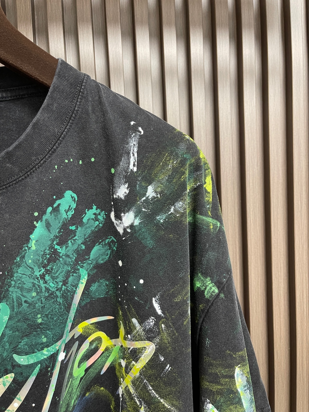 🛒🛒谢霆锋同款短袖T恤，以其独特的设计与高性价比，成为2025年演唱会周边市场的爆款单品。以