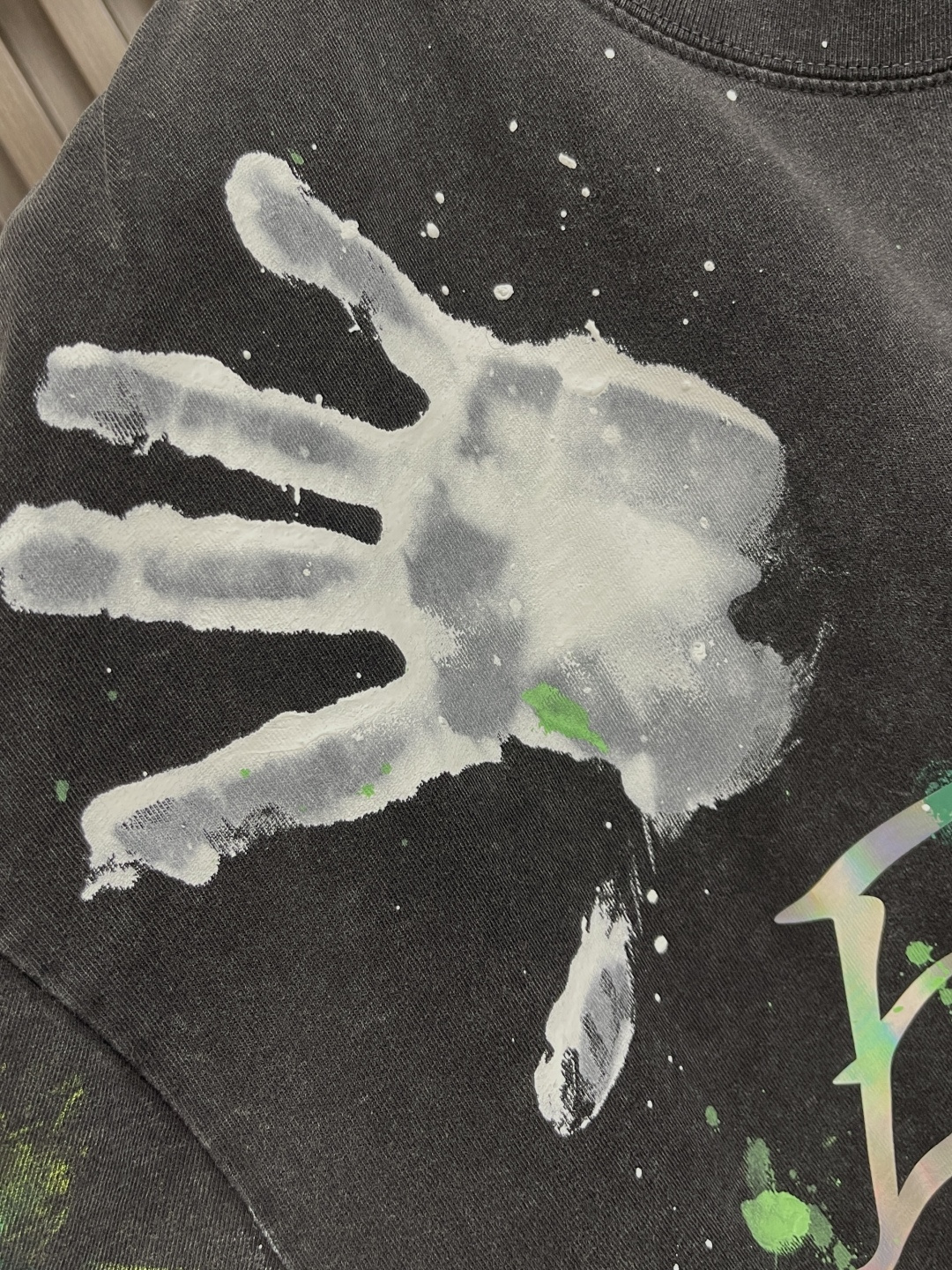 🛒🛒谢霆锋同款短袖T恤，以其独特的设计与高性价比，成为2025年演唱会周边市场的爆款单品。以