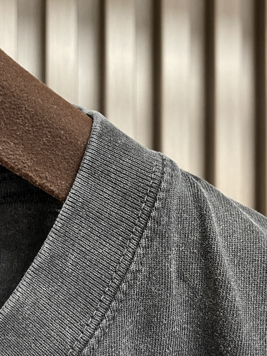 🛒🛒谢霆锋同款短袖T恤，以其独特的设计与高性价比，成为2025年演唱会周边市场的爆款单品。以