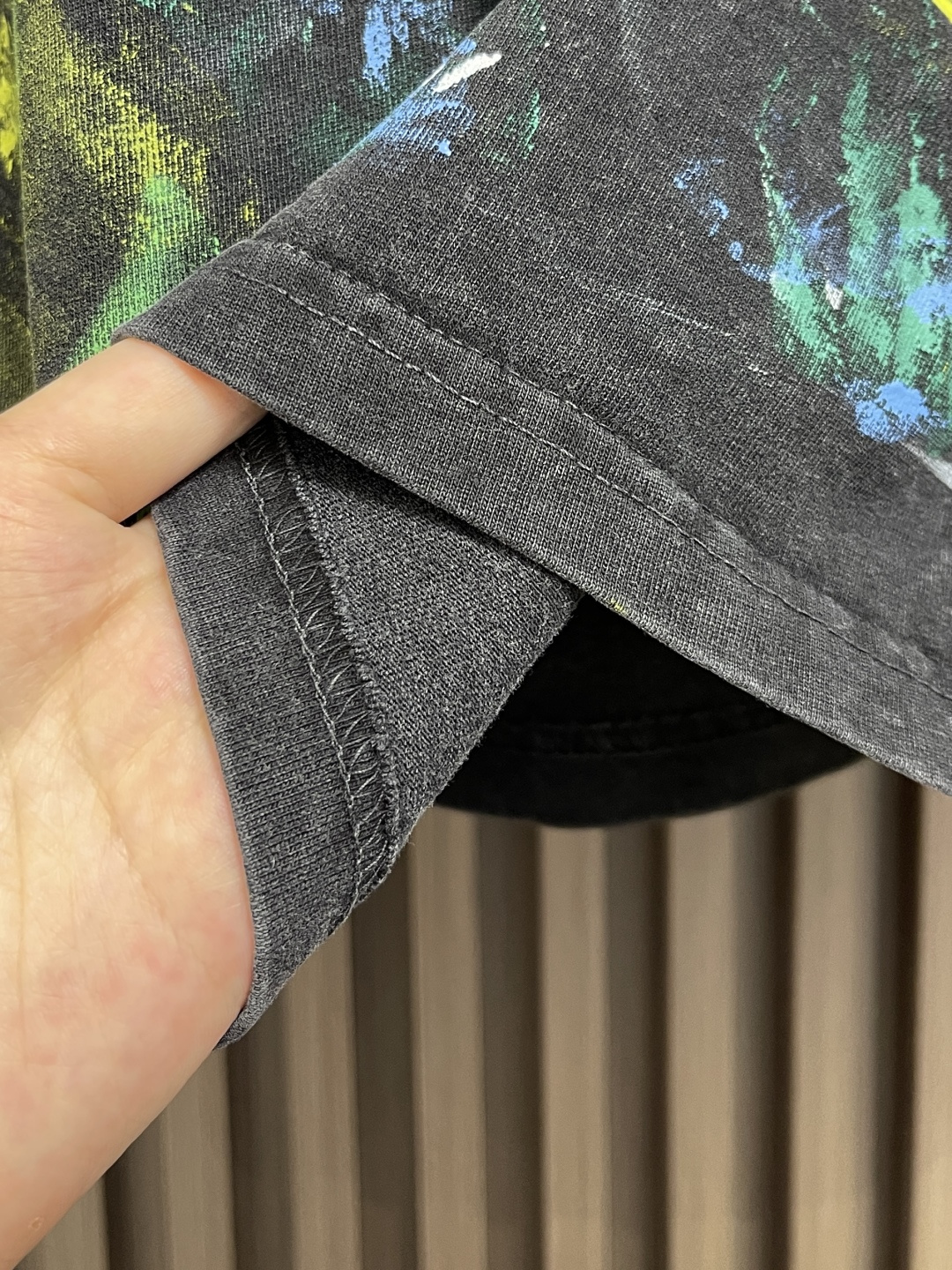 🛒🛒谢霆锋同款短袖T恤，以其独特的设计与高性价比，成为2025年演唱会周边市场的爆款单品。以