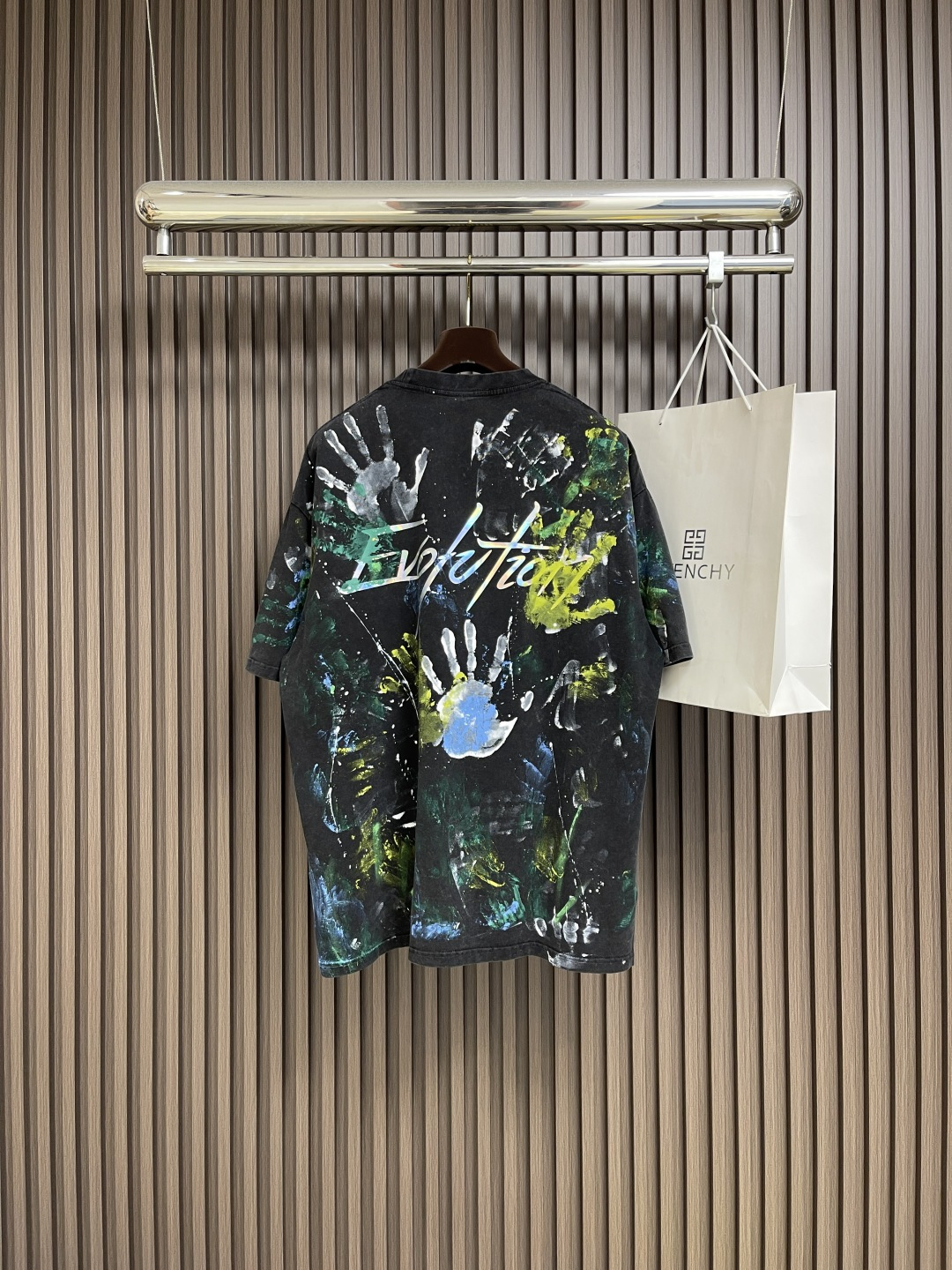 🛒🛒谢霆锋同款短袖T恤，以其独特的设计与高性价比，成为2025年演唱会周边市场的爆款单品。以