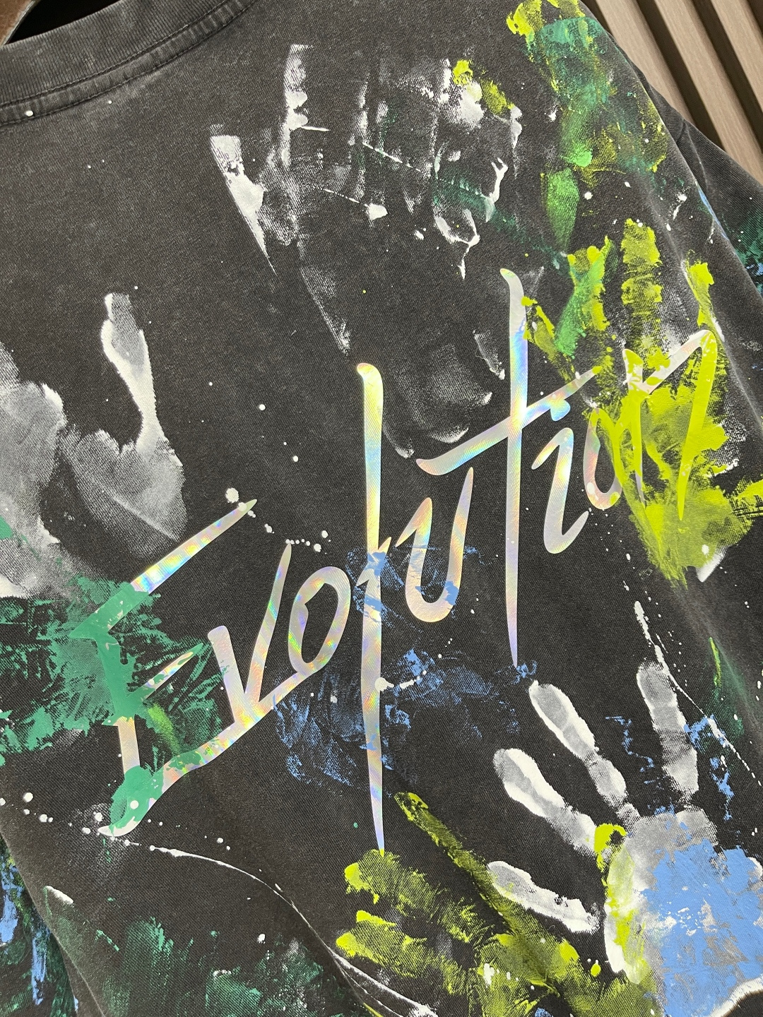 🛒🛒谢霆锋同款短袖T恤，以其独特的设计与高性价比，成为2025年演唱会周边市场的爆款单品。以