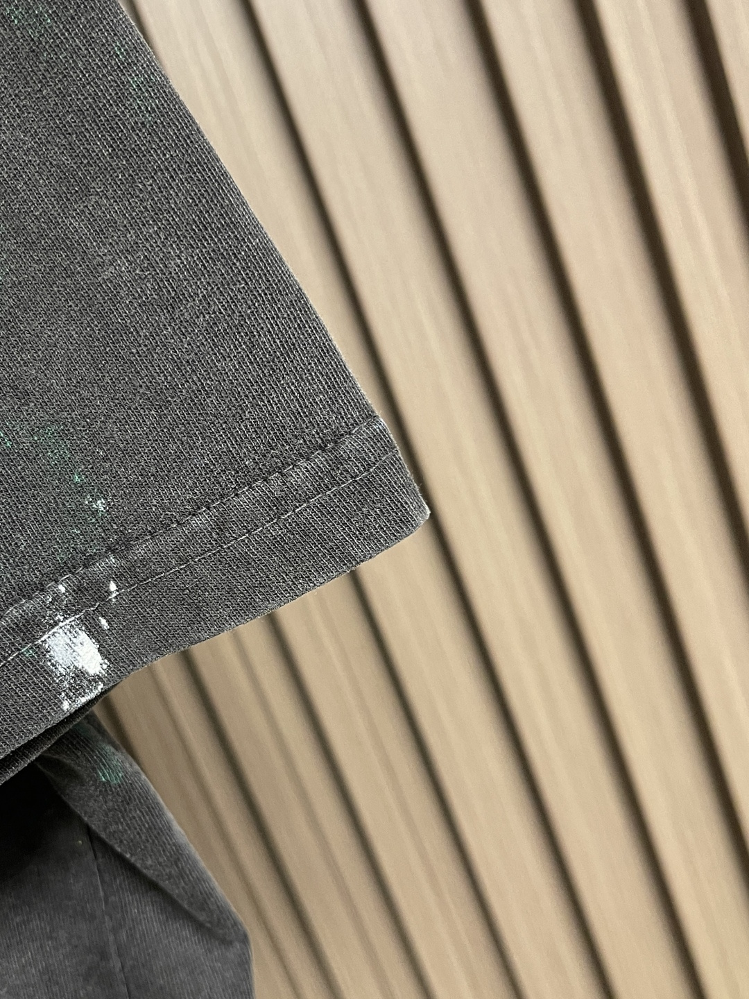 🛒🛒谢霆锋同款短袖T恤，以其独特的设计与高性价比，成为2025年演唱会周边市场的爆款单品。以