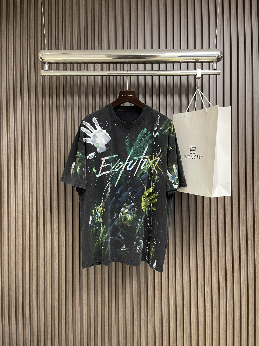 NO:524703,Nicholas Tse's short-sleeved T-shirt has become a hit item in the 2025 concert peripheral market with its unique design and high cost performance. Taking the 'EvolutionNicLive Evolution Concert' series as an example, its old-fashioned black short-sleeved use of 280 grams of heavy pure cotton fabric, which has been processed through special washing process, presenting a retro and worn texture.  The soft and breathable cotton is retained, and the crispness of the style is enhanced by heavy weight. In terms of design, the English reflective printing of the concert theme 'Evolution' is printed on the chest. It can present a 3M reflective effect under night lights. It is matched with lightning logo or color block song list elements, which is both trendy and recognizable. The series is not limited to concert scenes, but its American retro style and oversize style design make it a versatile item for daily wear, and can easily create a star style with or without a pairing. Size XS-L, versace, T-shirt, tees, t-shirt, alexander wang19860909谢霆锋同款短袖T恤,以其独特的设计与高性价比,成为2025年演唱会周边市场的爆款单品.以'EvolutionNicLive进化演唱会'系列为例,其做旧水洗黑短袖采用280克重磅纯棉面料,经过特殊水洗工艺处理, 呈现出复古磨破的质感 既保留了棉质的柔软透气,又通过重磅克重增强了版型的挺括感.设计上,胸前印有演唱会主题'Evolution'英文反光印花,夜间灯光下可呈现3M反光效果,搭配闪电标志或色块歌单元素,兼具潮流感与辨识度.该系列不仅限于演唱会场景,其美式复古风格与oversize版型设计,使其成为日常穿搭的百搭单品,搭配或即可轻松打造明星范.尺码XS-L,,versace,T-shirt,tees，t-shirt,alexander wang,Men's clothing