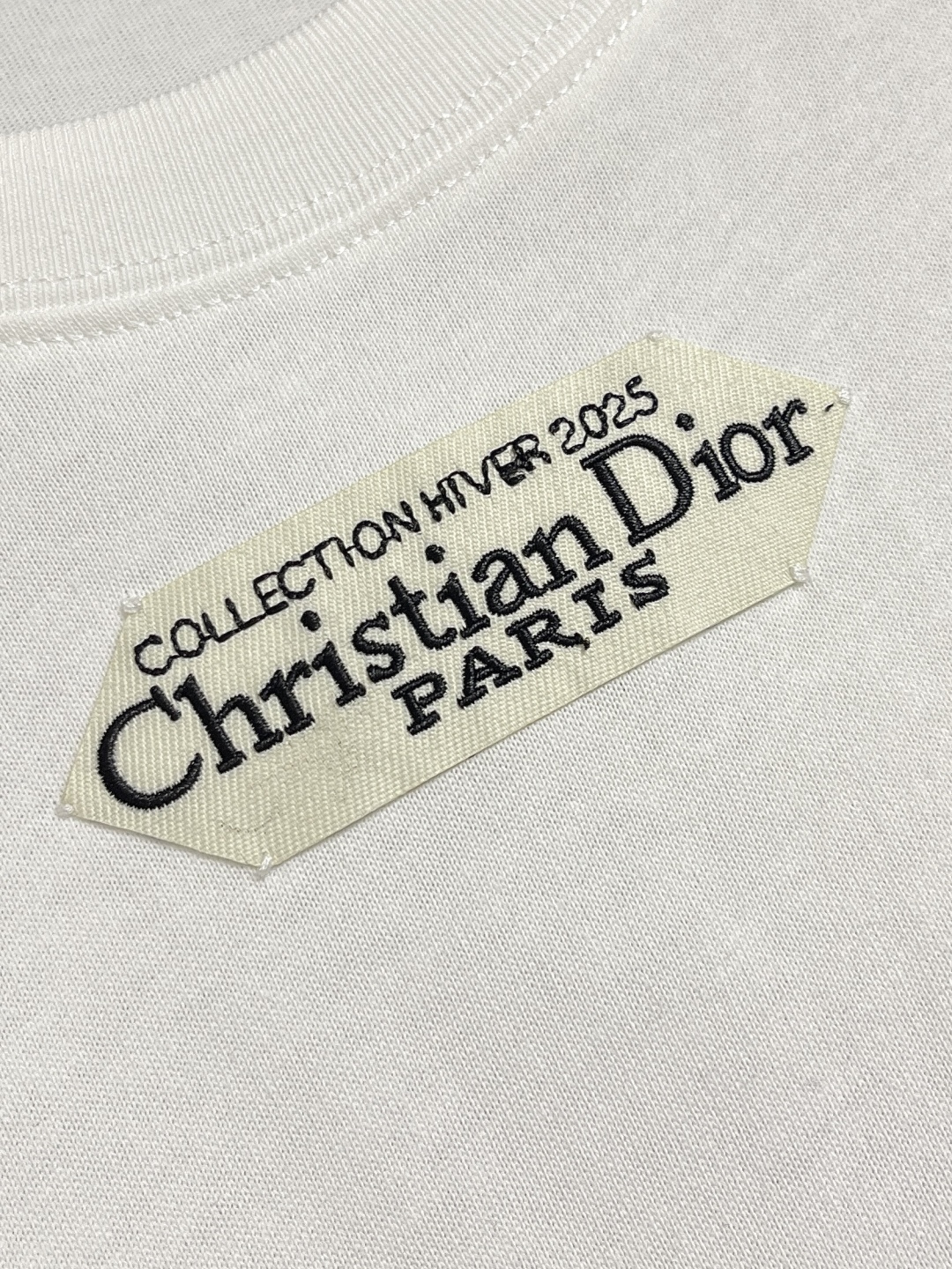 🛒🛒Dior 小标签圆领短袖T恤，棉质平纹针织面料、胸前饰以小标签、罗纹圆领和袖口、常规版型设计、全套辅