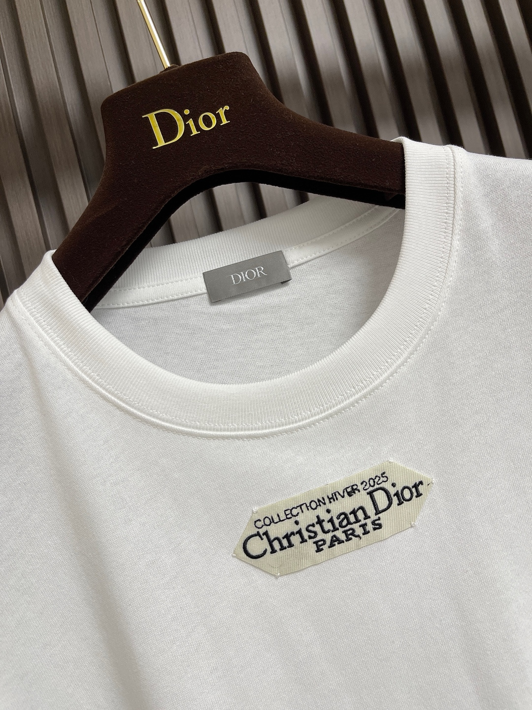🛒🛒Dior 小标签圆领短袖T恤，棉质平纹针织面料、胸前饰以小标签、罗纹圆领和袖口、常规版型设计、全套辅