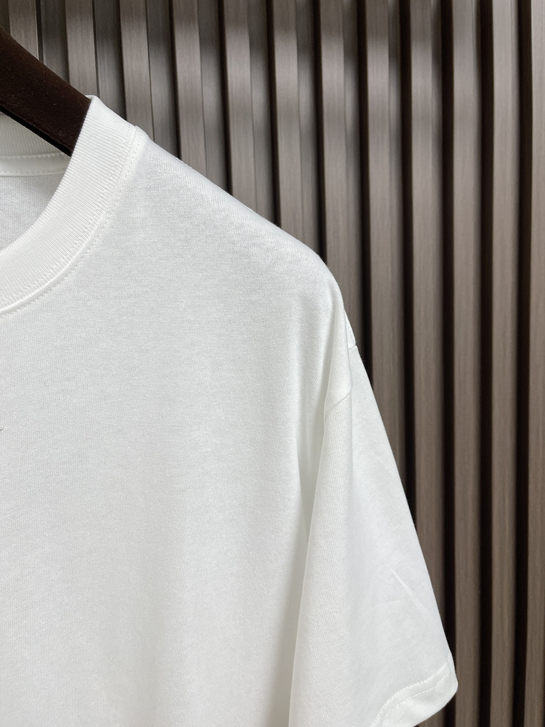 🛒🛒Dior 小标签圆领短袖T恤，棉质平纹针织面料、胸前饰以小标签、罗纹圆领和袖口、常规版型设计、全套辅