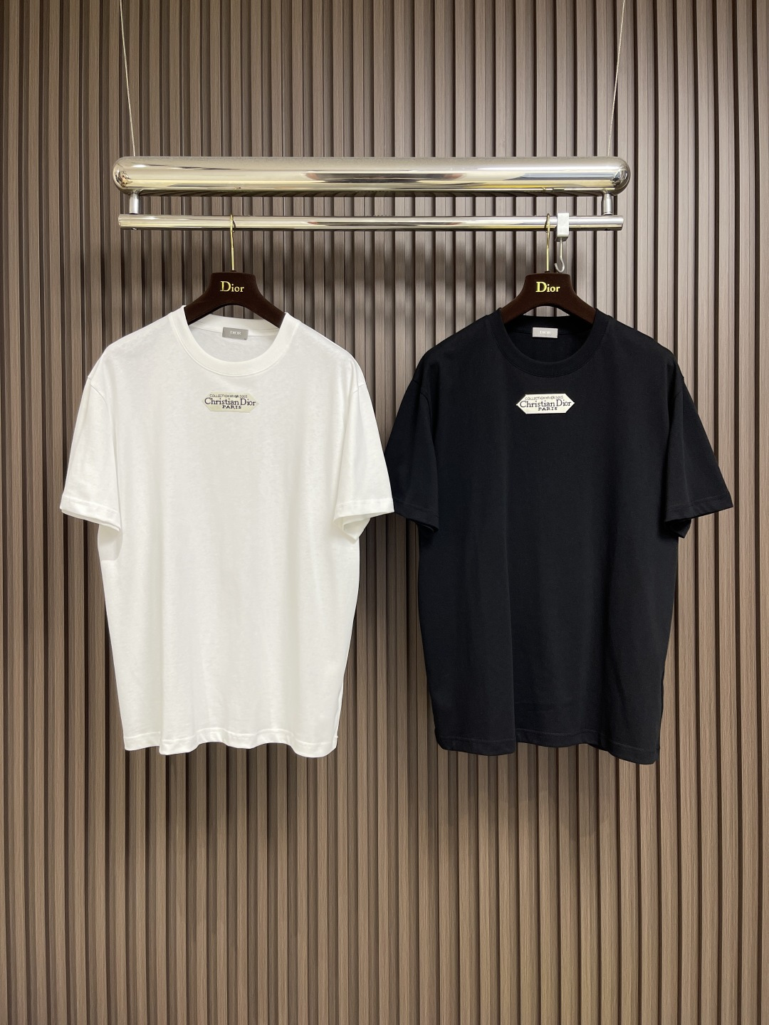 🛒🛒Dior 小标签圆领短袖T恤，棉质平纹针织面料、胸前饰以小标签、罗纹圆领和袖口、常规版型设计、全套辅