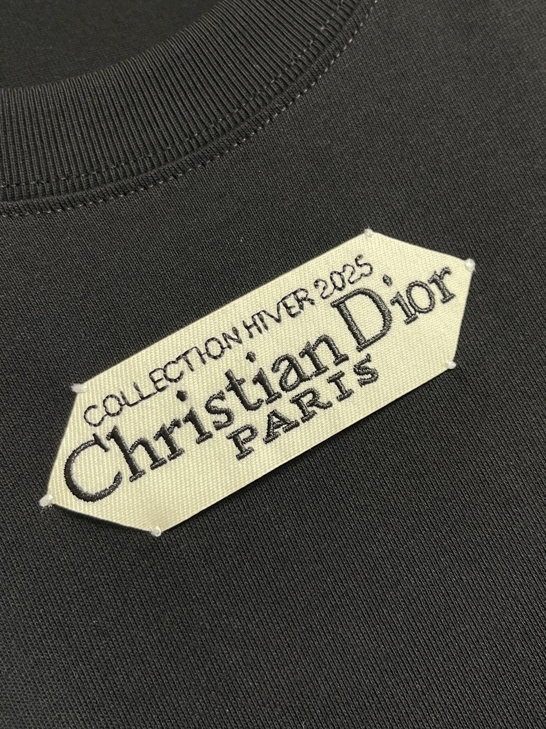 🛒🛒Dior 小标签圆领短袖T恤，棉质平纹针织面料、胸前饰以小标签、罗纹圆领和袖口、常规版型设计、全套辅