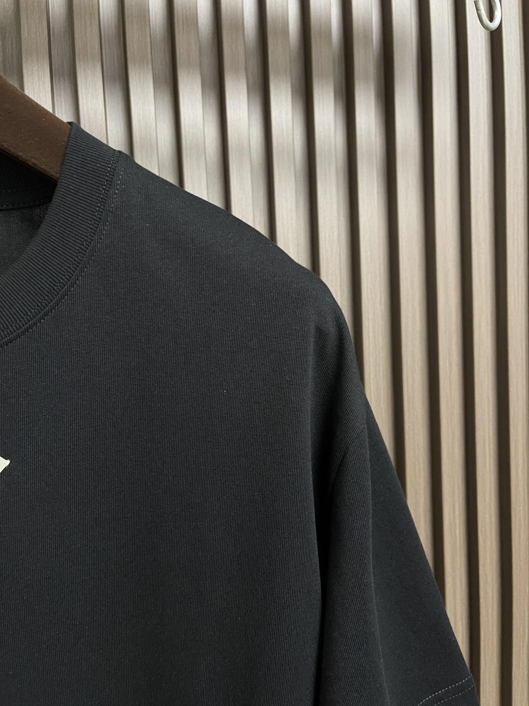 🛒🛒Dior 小标签圆领短袖T恤，棉质平纹针织面料、胸前饰以小标签、罗纹圆领和袖口、常规版型设计、全套辅