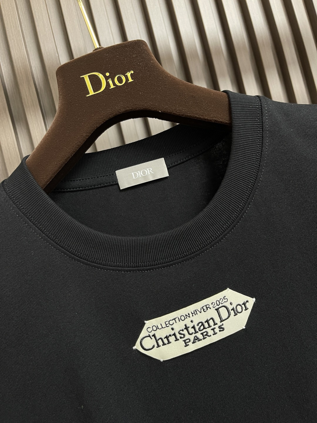 🛒🛒Dior 小标签圆领短袖T恤，棉质平纹针织面料、胸前饰以小标签、罗纹圆领和袖口、常规版型设计、全套辅