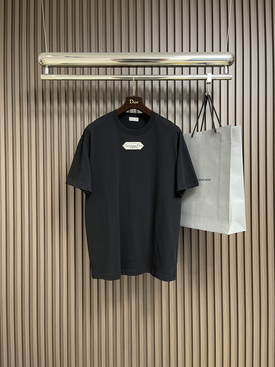 🛒🛒Dior 小标签圆领短袖T恤，棉质平纹针织面料、胸前饰以小标签、罗纹圆领和袖口、常规版型设计、全套辅