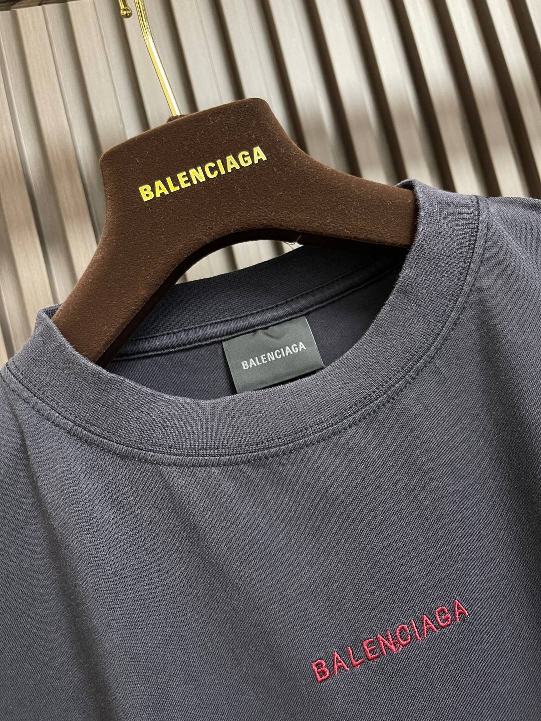 🛒🛒Balenciaga 红字母刺绣圆领短袖T恤，平纹针织面料、中号版型、圆领短袖、正面和背面饰以taP