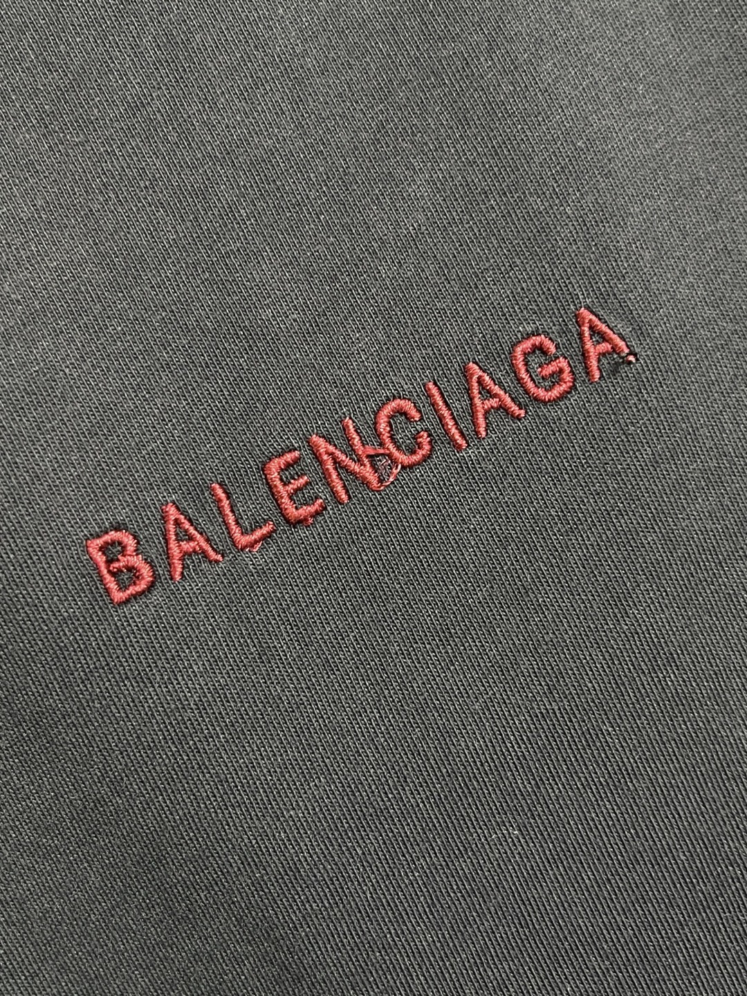 🛒🛒Balenciaga 红字母刺绣圆领短袖T恤，平纹针织面料、中号版型、圆领短袖、正面和背面饰以taP