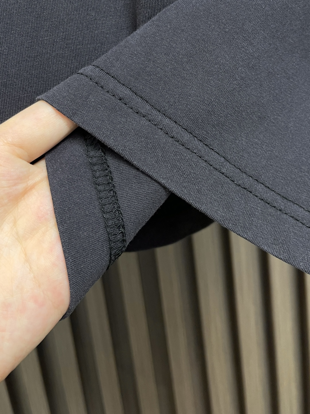 🛒🛒Balenciaga 红字母刺绣圆领短袖T恤，平纹针织面料、中号版型、圆领短袖、正面和背面饰以taP