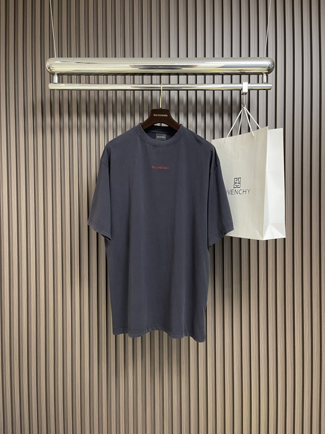 NO:524701,Balenciaga red letter embroidered round neck short-sleeved T-shirt, jersey fabric, medium-sized version, round neck short-sleeved sleeves, front and back are decorated with taped ba art works, full set of auxiliary materials, retro jersey fabric is made of 24S double yarn retro jersey fabric, 185g; matched with 32S double yarn 1*1 thread, 340g.24S fabric is a medium-coarse yarn, suitable for creating thick and crisp fabrics, with a slightly rough texture, which conforms to the 'natural original' effect pursued by retro style. The texture is soft, breathable and elastic, suitable for close-fitting and can create a simple and smooth outline. Through the old texture and fading treatment, combined with classic tailoring, the retro feel is reflected in the details of loose silhouette design. The front and back art works are embroidered  The main body of the whole embroidery uses a new tatami twill lace embroidery, which is interwoven with the tatami embroidery needle method and form oblique patterns. The tatami woven surface and the fixed edge connected to the tatami woven surface are good. It has good flatness, soft touch, elasticity and gloss. The tatami woven surface is inwardly sunken than the fixed edge, which improves the three-dimensional sense of the pattern and has a better visual effect. The sand is fried and used to make the old washing process, and the fabric is dyed and processed through the stone mill. The ready-made garments are constantly immersed in the dye and rolled, so that the dyed fabric will have a certain amount of white on the edge of the color. Cotton shorts are more suitable for fading.  Because they have good absorbency to fade. At the same time, darker colors can achieve a more obvious fading effect; sandpaper is gently polished in the place to simulate long-term wear to create a retro and old feeling. Classic loose H-shoulder-falling style, straight-colored ribbon splicing round collar, back collar stickers prevent deformation, and elastic inlays are made into internal seams to prevent multiple wear and wash shoulder seams from shape; cuffs and hem are made of special machine double bright lines to close edges. Size XS-L, balenciaga, shorts, T-shirt, tees, t-shirt, alexander  wang19860909Balenciaga 红字母刺绣圆领短袖T恤,平纹针织面料、中号版型、圆领短袖、正面和背面饰以taped ba艺术作品、全套辅料配备,复古平纹针织面料 采用24S双纱复古平纹针织面料,185g；搭配32S双纱1*1 螺纹,340g.24S面料属于中等偏粗的纱线,适合打造厚实、挺括的面料,质感略带粗糙感,符合复古风格追求的“自然原始”效果.质地柔软、透气且有一定弹性,适合贴身穿着,能塑造简约流畅的轮廓.通过做旧纹理、褪色处理,结合经典剪裁体现复古感宽松廓形设计细节.正面、后幅艺术作品刺绣 全件刺绣主体采用新型榻榻米斜纹花边刺绣,榻榻米绣花针法相互交织而成并形成斜向纹路.榻榻米编织面、及与榻榻米编织面一体连接的定型边.平整性好,手感柔软,弹性好,光泽度好.榻榻米编织面相较定型边内陷,提高花纹的立体感,视觉效果更好,炒砂做旧洗水工艺,通过石磨的方式对面料进行染色加工,成衣不断地浸入染料中翻滚,使染色的面料在颜色的边缘会有一定量的白色.棉质短裤更适合进行褪色处理,因为它们对褪色剂的吸收性较好.同时颜色较深可以获得更明显的褪色效果；砂纸在地方轻轻打磨,模拟长期穿着造成复古旧感.经典宽松H落肩版型,顺色罗口拼接圆领、后领口内贴条防止变形、内部做缝处以弹力嵌条的嵌入、防止多次穿洗后肩缝走形；袖口、下摆采用专机辑双明线收边.尺码XS-L,,balenciaga,shorts,T-shirt,tees，t-shirt,alexander wang,Men's clothing