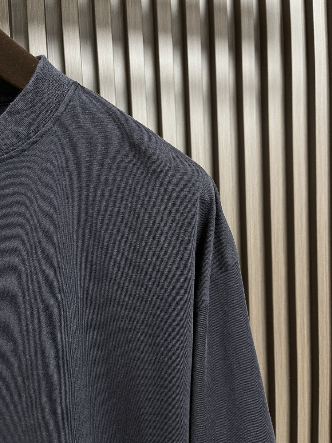 🛒🛒Balenciaga 红字母刺绣圆领短袖T恤，平纹针织面料、中号版型、圆领短袖、正面和背面饰以taP