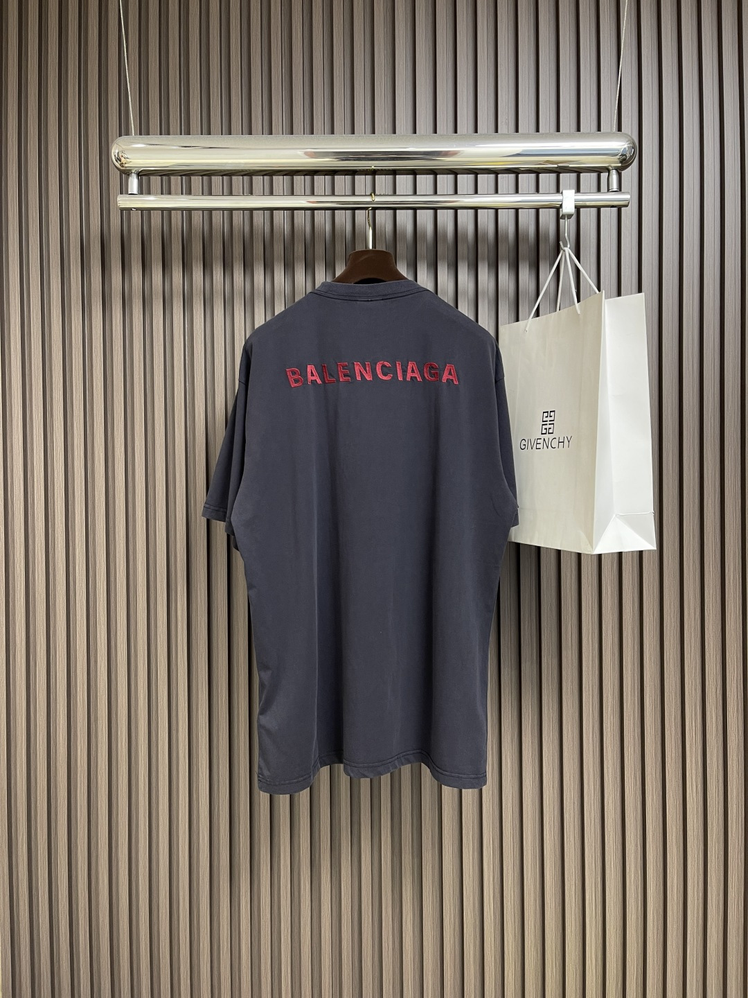 🛒🛒Balenciaga 红字母刺绣圆领短袖T恤，平纹针织面料、中号版型、圆领短袖、正面和背面饰以taP