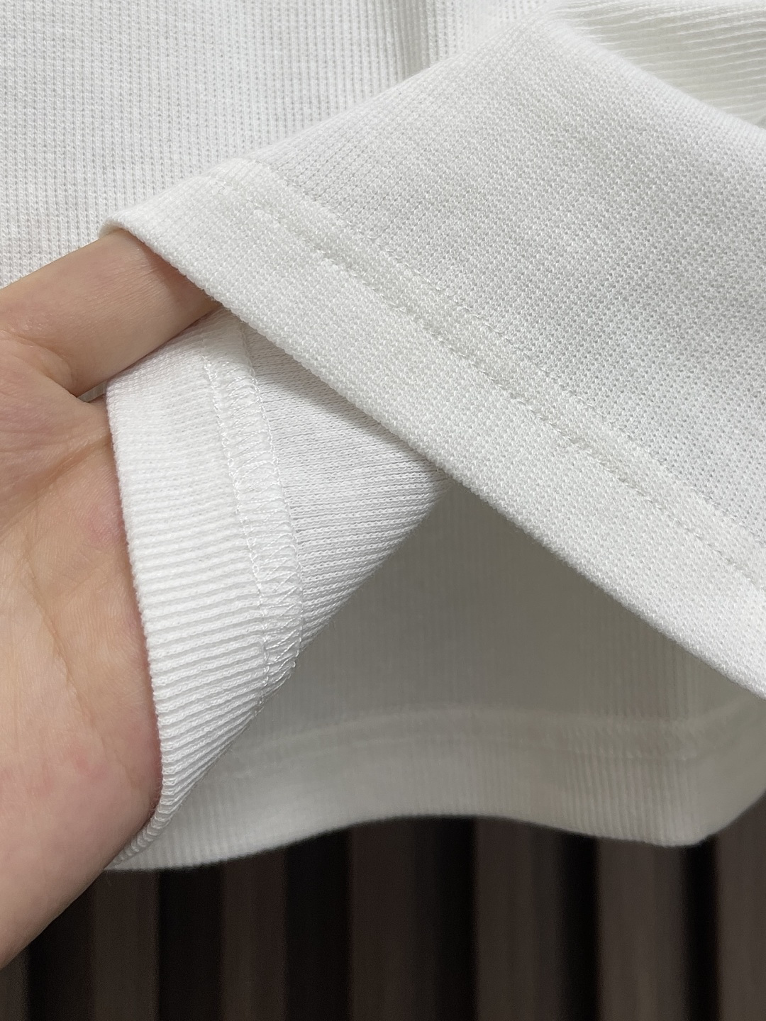 🛒🛒Celine 凯旋门刺绣长袖T恤 定制逸韧全棉针织绸 柔软顺滑 舒适贴肤 以深邃黑色为底 沉稳大气 