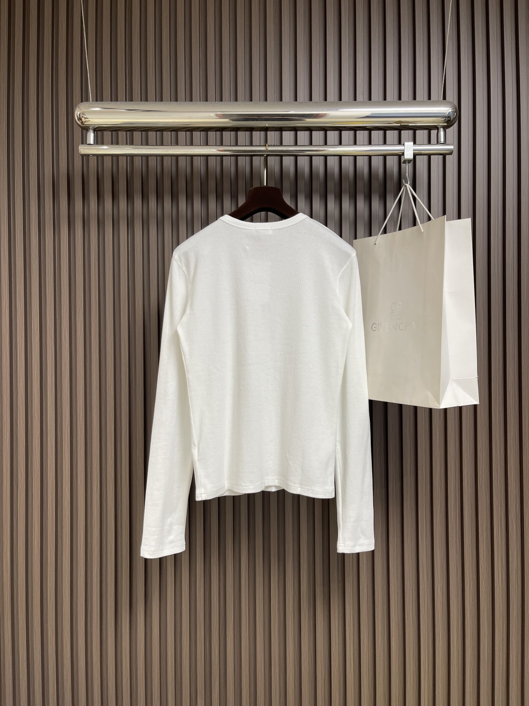 🛒🛒Celine 凯旋门刺绣长袖T恤 定制逸韧全棉针织绸 柔软顺滑 舒适贴肤 以深邃黑色为底 沉稳大气 