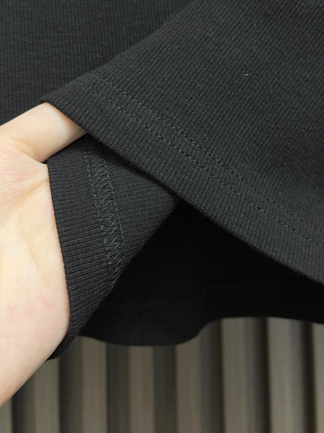 🛒🛒Celine 凯旋门刺绣长袖T恤 定制逸韧全棉针织绸 柔软顺滑 舒适贴肤 以深邃黑色为底 沉稳大气 