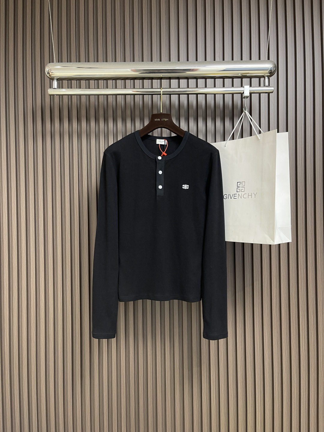 NO:524718,Celine Arc de Triomphe embroidery long-sleeved T-shirt Customized cotton knitted silk Soft and smooth Comfortable skin with deep black base Calm and atmospheric The iconic Celine Arc de Triomphe embroidery embroidery embroidery on the chest Lifelike and recognizable Classic Henry neck shape Three buttons are neatly arranged to add a touch of retro charm to the simple body, showing elegant style, minimalist style, craftsmanship Tiancheng Use imported machine embroidery technology Use advanced computer control systems and precision mechanical components to achieve Arc de Triomphe embroidery operation High precision, smooth and delicate lines, fabrics are all washed, with better texture, not easy to deform, not easy to shrink, not easy to fade, maintain long-term beauty. Size S-XL,,celine,tees, t-shirt,alexander wang19860909Celine 凯旋门刺绣长袖T恤 定制逸韧全棉针织绸 柔软顺滑 舒适贴肤 以深邃黑色为底 沉稳大气 标志性Celine凯旋门刺绣点缀于胸前 栩栩如生 辨识度十足 经典的亨利领造型 三粒纽扣整齐排列 为简约的衣身增添了一丝复古的韵味 彰显高雅格调 极简风华 匠韵天成 采用进口机刺绣工艺 使用先进的计算机控制系统和精密的机械部件 实现凯旋门刺绣作业 精度高 线条流畅而细腻 面料都经过浇洗 手感质感更佳 不易变形 不易缩水 不易褪色 保持长久的美观.尺码S-XL,,celine,tees，t-shirt,alexander wang,Men's clothing