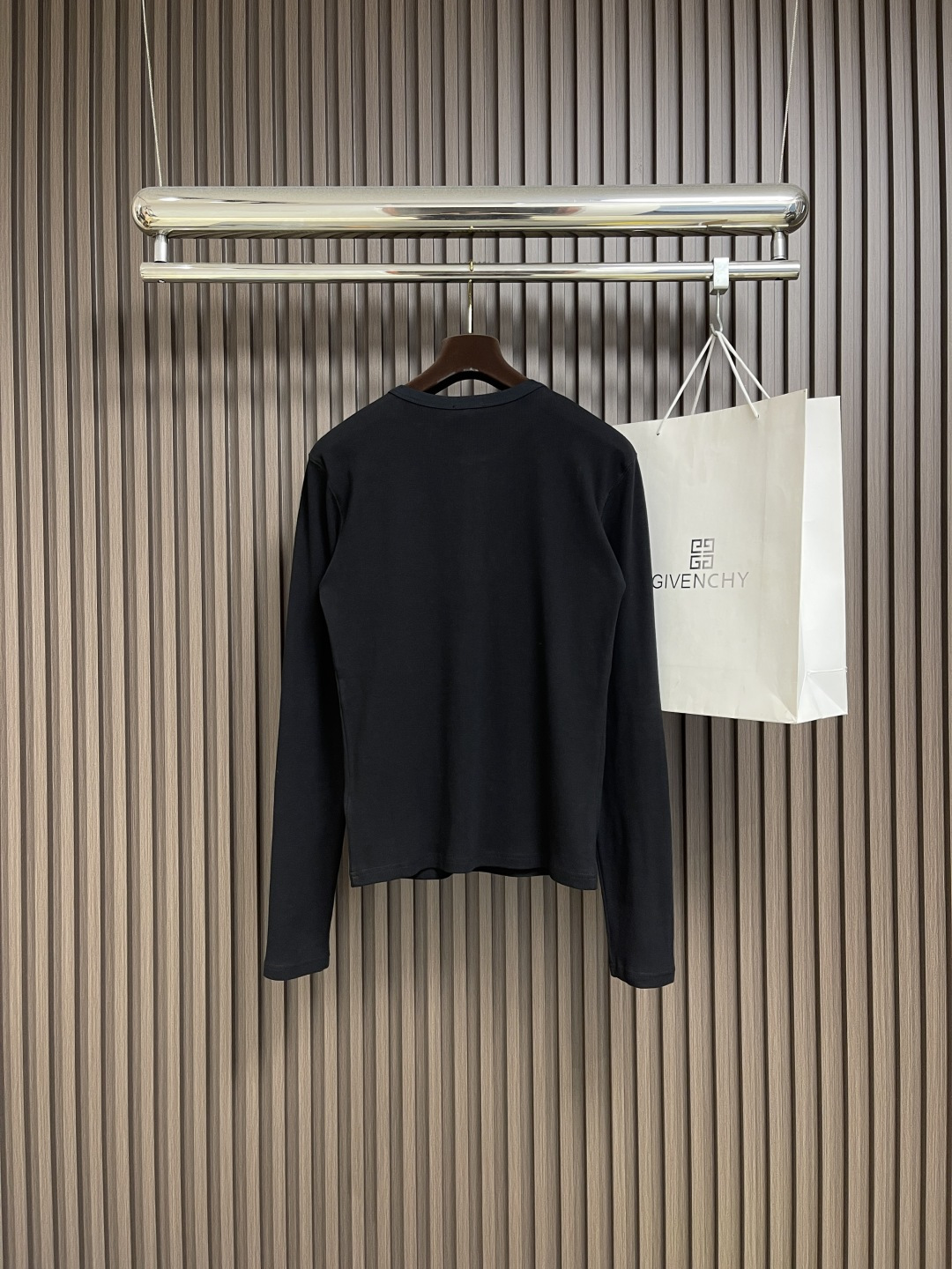 🛒🛒Celine 凯旋门刺绣长袖T恤 定制逸韧全棉针织绸 柔软顺滑 舒适贴肤 以深邃黑色为底 沉稳大气 