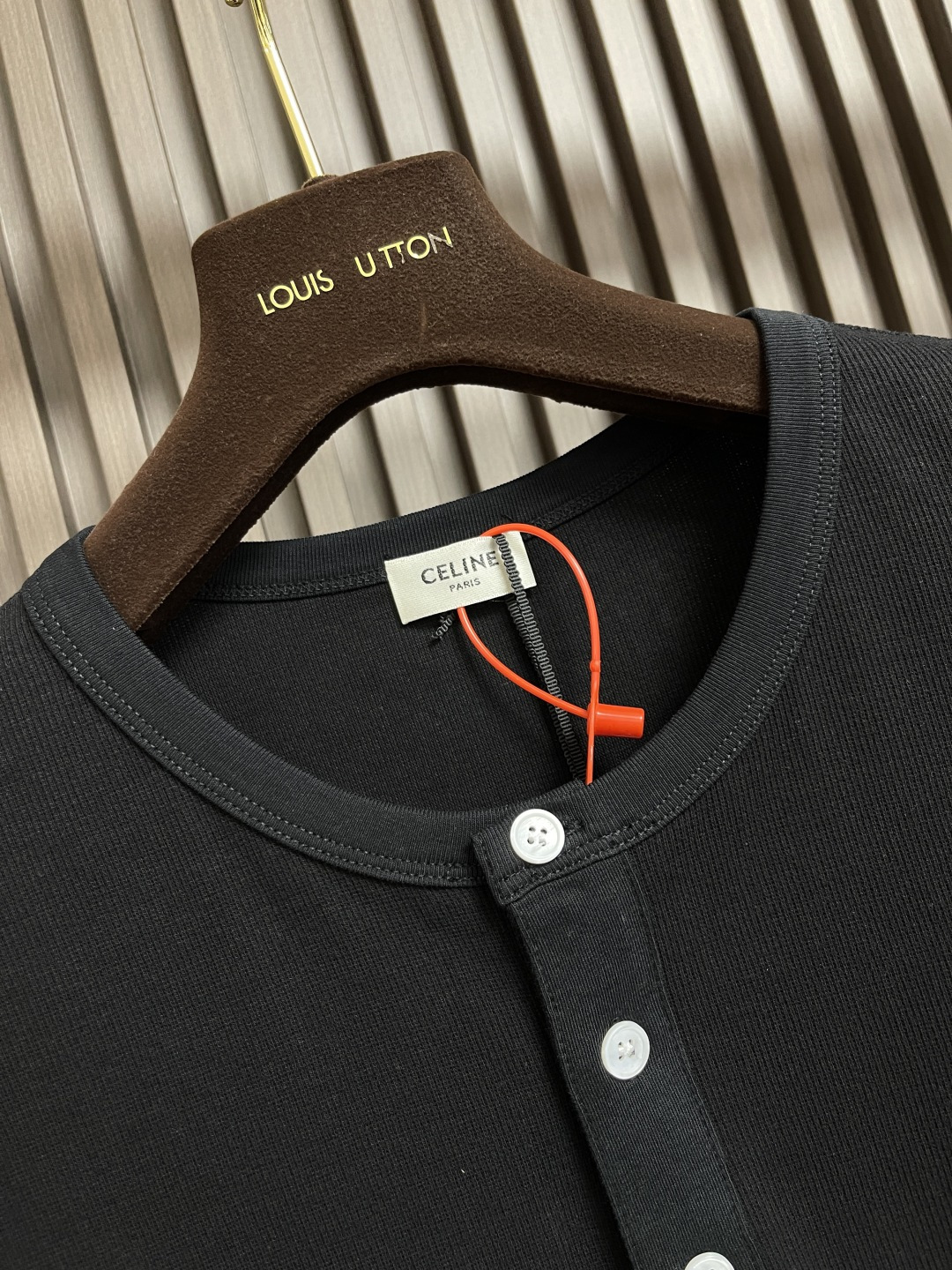 🛒🛒Celine 凯旋门刺绣长袖T恤 定制逸韧全棉针织绸 柔软顺滑 舒适贴肤 以深邃黑色为底 沉稳大气 