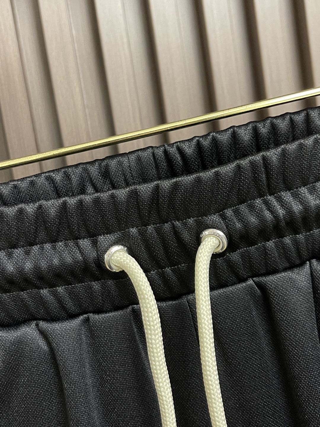 🛒🛒Celine 凯旋门织带长裤，定制再生凝韵双面绸 丝滑细腻 仿佛轻抚过初晨的露珠 舒适贴肤 米白色的