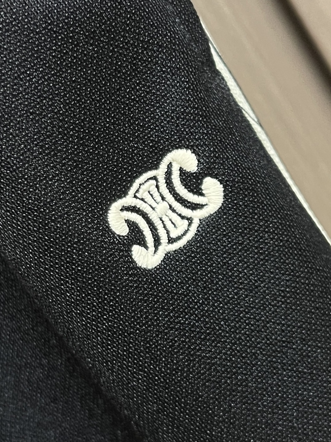 🛒🛒Celine 凯旋门织带长裤，定制再生凝韵双面绸 丝滑细腻 仿佛轻抚过初晨的露珠 舒适贴肤 米白色的