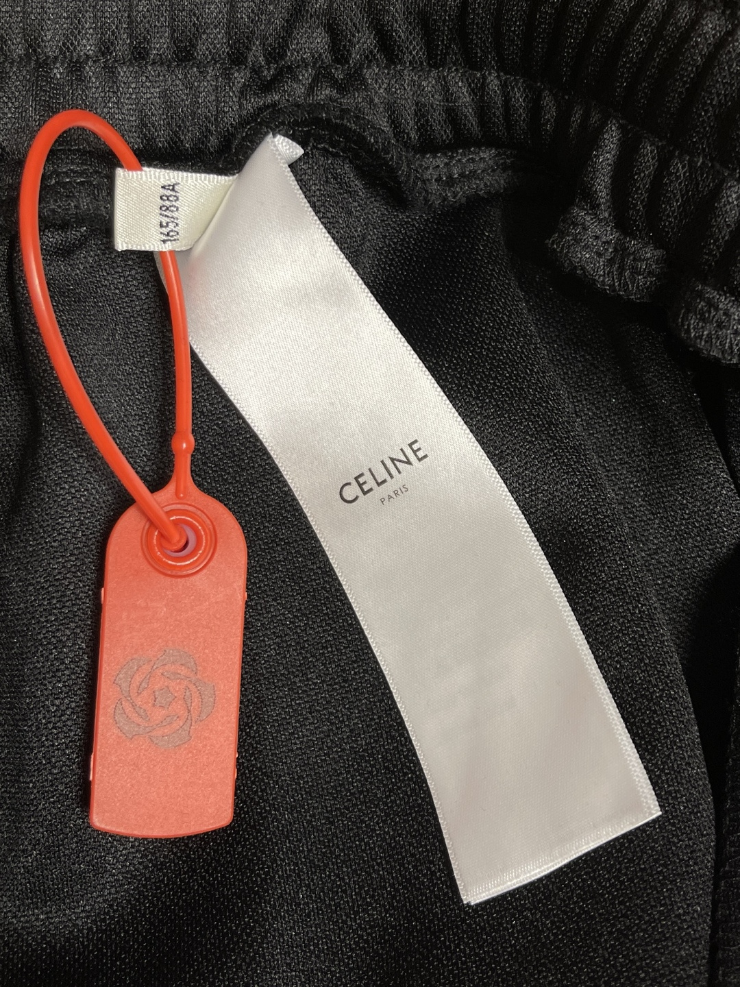 🛒🛒Celine 凯旋门织带长裤，定制再生凝韵双面绸 丝滑细腻 仿佛轻抚过初晨的露珠 舒适贴肤 米白色的