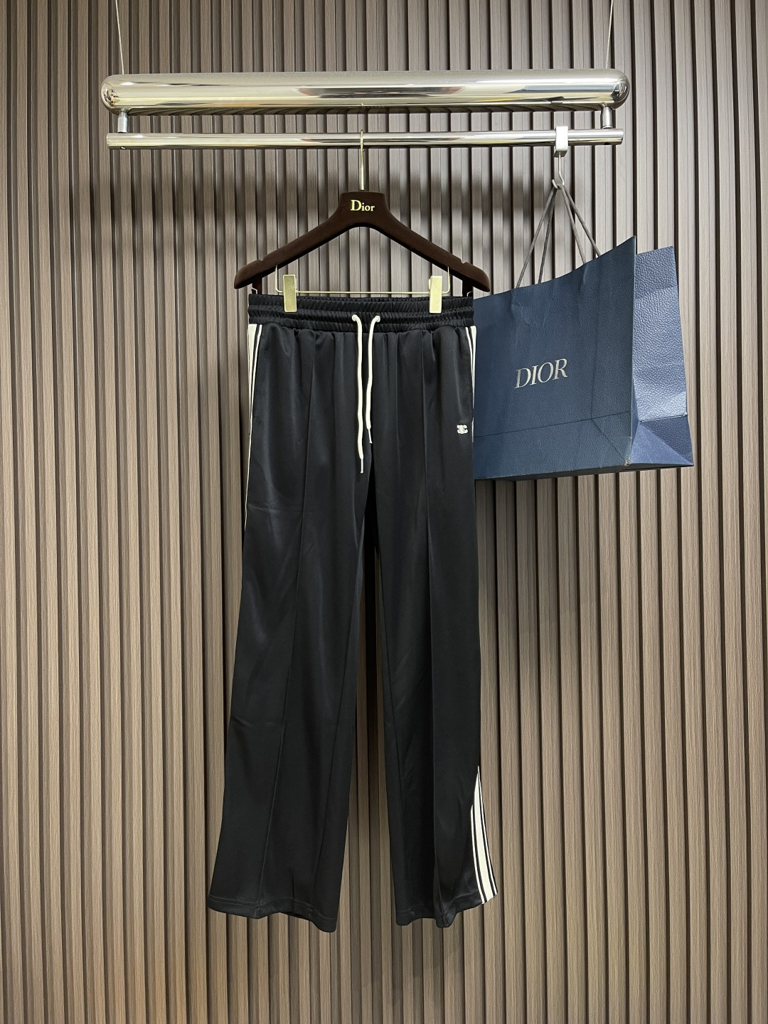 NO:524711,Celine Arc de Triomphe trousers, custom regenerated double-sided silk, silky and delicate, as if gently caressing the dewdrops in the early morning, comfortable skin, the softness of the beige and the depth of the black collided to each other, forming a strong visual impact. The contrasting stringed webbing on the side gives a unique sense of line, the iconic CELINE Arc de Triomphe embroidery is embroidered with a very recognizable, outlined with smooth straight lines, completed from the waist to the trouser legs, interpreting the profound connotation of French elegance, a rare dressing product, using imported machine embroidery technology, using advanced computer control systems and precision mechanical components to achieve Arc de Triomphe embroidery operation, high precision, smooth and delicate lines, pure hand-free webbing melting process, special hand-stitching method, sewing from the inner side of the webbing and the trouser legs by hidden threads and fine stitching  Make the webbing and trouser legs perfectly blend, giving a simple and smooth appearance, the fabric has been washed, with better texture, not easy to deform, not easy to shrink, not easy to fade, maintaining long-term beauty. Size S-XL, celine, alexander wang19860909Celine 凯旋门织带长裤,定制再生凝韵双面绸 丝滑细腻 仿佛轻抚过初晨的露珠 舒适贴肤 米白色的柔和与黑色的深邃相互碰撞 形成了强烈的视觉冲击 侧边撞色弦纹织带赋予了独特的线条感,标志性CELINE凯旋门刺绣为点缀 辨识度十足 以流畅的直筒线条勾勒 自腰部至裤脚一气呵成 诠释着法式优雅的深邃内涵 不可多得的穿搭臻品,采用进口机刺绣工艺 使用先进的计算机控制系统和精密的机械部件 实现凯旋门刺绣作业 精度高 线条流畅而细腻,纯手工无迹织带融边工艺 采用特殊的手工针法 从织带与裤脚的内侧进行缝合 通过隐藏走线和精细的缝合 使织带与裤脚完美融合 呈现出简洁流畅的外观,面料都经过浇洗 手感质感更佳 不易变形 不易缩水 不易褪色 保持长久的美观.尺码S-XL,,celine,alexander wang,Men's clothing