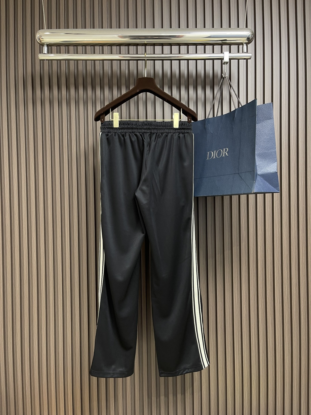 🛒🛒Celine 凯旋门织带长裤，定制再生凝韵双面绸 丝滑细腻 仿佛轻抚过初晨的露珠 舒适贴肤 米白色的