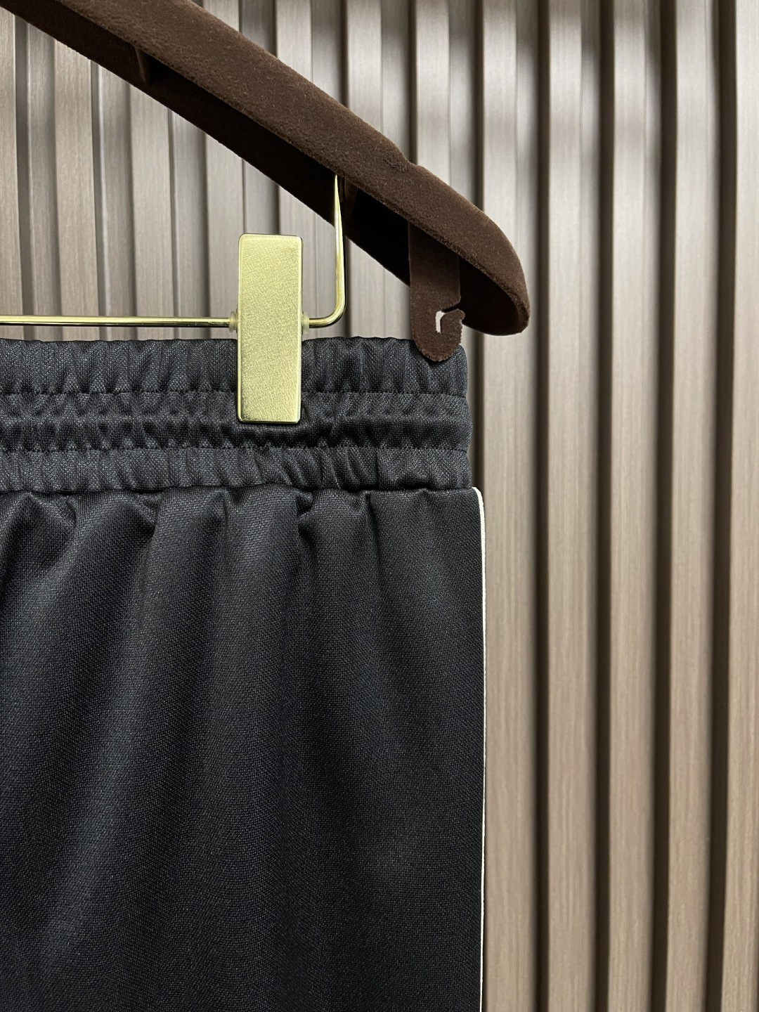 🛒🛒Celine 凯旋门织带长裤，定制再生凝韵双面绸 丝滑细腻 仿佛轻抚过初晨的露珠 舒适贴肤 米白色的