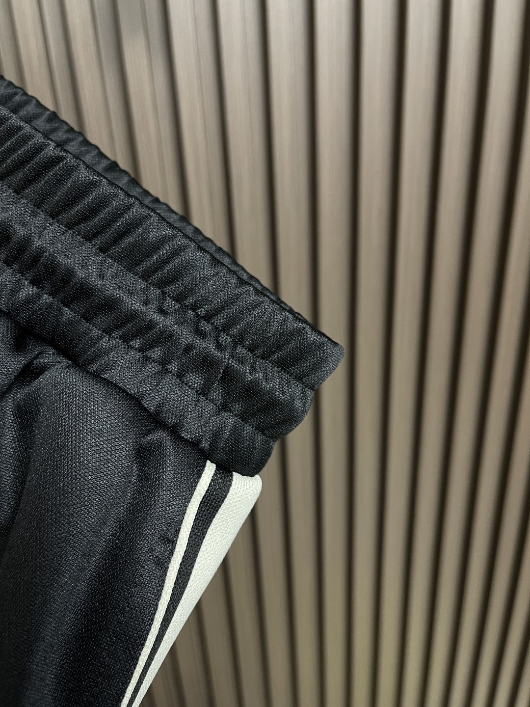 🛒🛒Celine 凯旋门织带长裤，定制再生凝韵双面绸 丝滑细腻 仿佛轻抚过初晨的露珠 舒适贴肤 米白色的