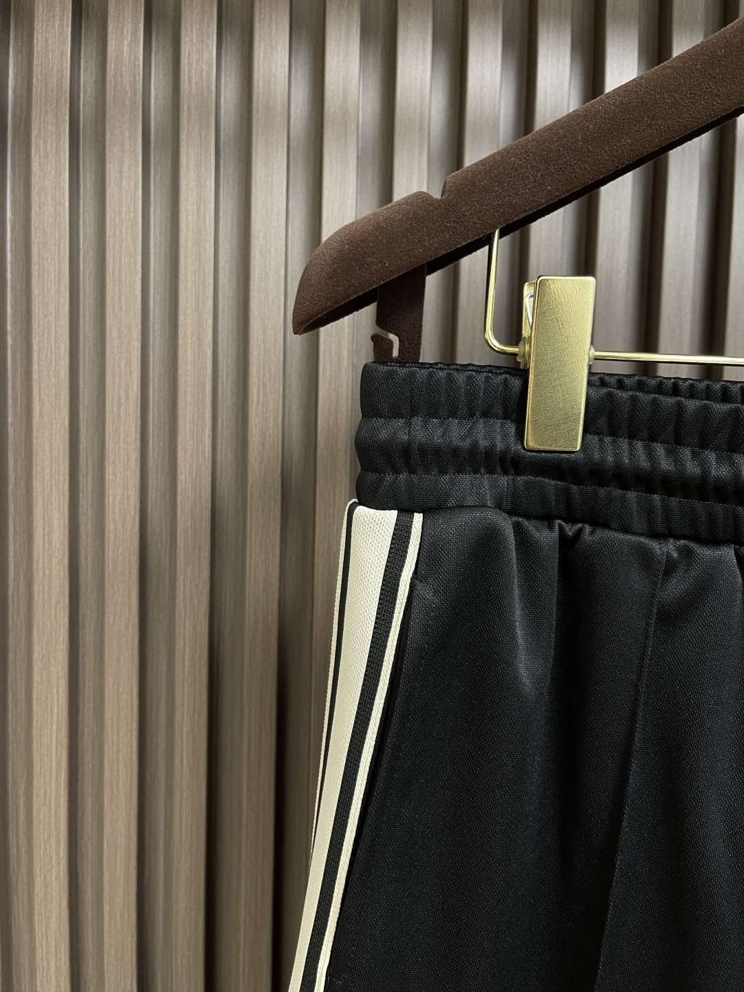 🛒🛒Celine 凯旋门织带长裤，定制再生凝韵双面绸 丝滑细腻 仿佛轻抚过初晨的露珠 舒适贴肤 米白色的