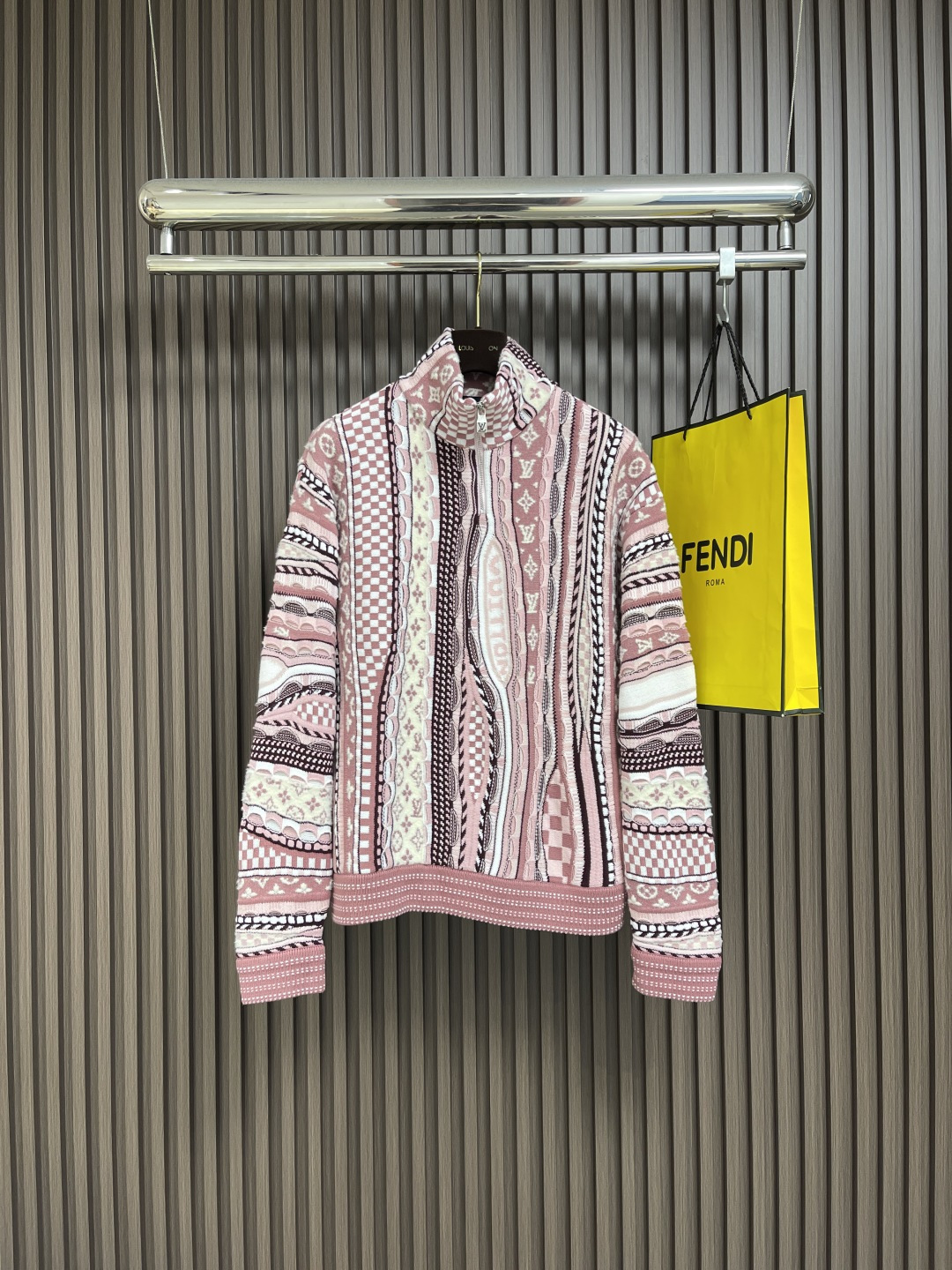 NO:523652,LV x Nigo co-branded Monogram jacquard heavy industry semi-zipper stand-alone sweater, Nigo series Monogram jacquard heavy industry semi-zipper stand-alone sweater. Heavy industry positioning three-dimensional contrasting color inlay craftsmanship runs through the fashionable and high-end sense!  Swiss woven positioning inlay craftsmanship, high-end pink color matching, sporty style for men and women!  The classic wide version is fashionable and high-end!  The overall wiring is straight and delicate, the fabric is comfortable and soft, the color is consistent and there is no color difference. It can be matched with the same style to create a fashionable look, control various occasions, customize auxiliary materials, complete three standards, the same style for men and women!  Size S-XL, louis vuitton,sweaters,alexander wang19860909LV x Nigo联名款Monogram花提花重工半拉链立领毛衣,Nigo系列Monogram花提花重工半拉链立领毛衣.重工定位立体撞色嵌花工艺贯穿时髦高级感！瑞士机织定位嵌花工艺,高级粉嫩配色 运动气息男女同款！经典宽版版型时髦又高级！整体走线平直细腻,面料舒适柔软,颜色一致无色差 能与同款搭配营造时尚造型,驾驭各种场合,定制辅料,三标齐全,男女同款！尺码S-XL,,louis vuitton,sweaters,alexander wang,Men's clothing