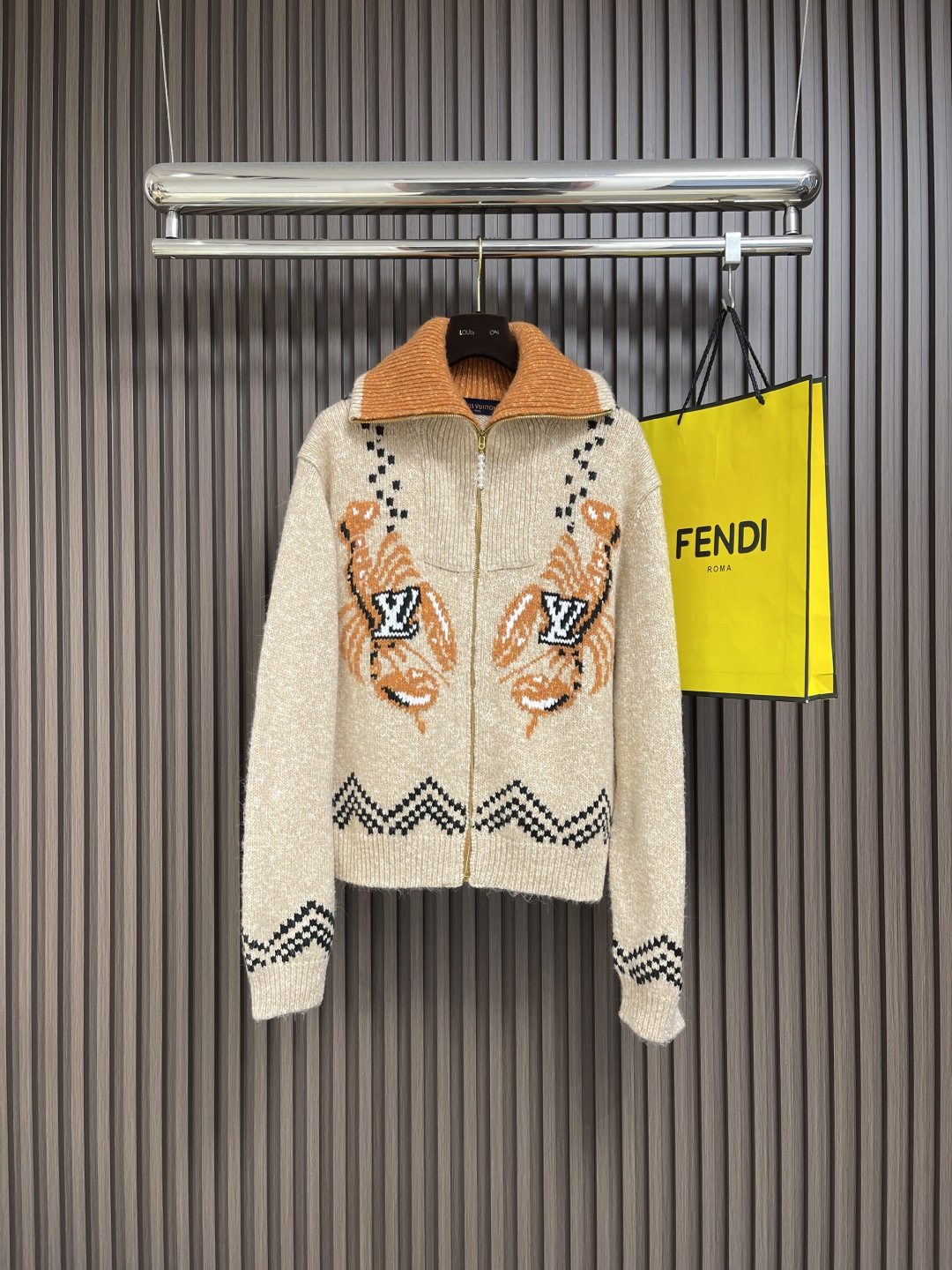 NO:523655,LV x Nigo co-branded FW25 zippered long-sleeved printed knitted sweater, this knitted waist jacket is from the 2025 autumn and winter series jointly developed by Pharrell Williams and Nigo. It greets the latter's Japanese heritage with a lively inlay pattern. The front embroidered LV logo lobster is decorated with cherry blossoms and Japanese handwriting logos at the back, and the beaded zipper head adds an elegant atmosphere to the warm design. Size S-XL,,louis vuitton,jackets & coats,sweaters,alexander wang19860909LV x Nigo 联名款 FW25 拉链长袖印花针织毛衣,本款针织束腰夹克出自 Pharrell Williams 和 Nigo 携手合作的 2025 秋冬系列,以灵动嵌花图案致意后者的日本传承.正面刺绣 LV 标识龙虾,后部饰以樱花和日式手写体标识,珠饰拉链头为舒暖设计增添雅致气息.尺码S-XL,,louis vuitton,jackets & coats,sweaters,alexander wang,Men's clothing