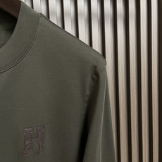 🛒🛒HERMES 2025SS秋冬圆领长袖T恤,氨丝光磨毛,时尚logo拼皮!氨面料上身舒适爽滑,纯棉精 🛒🛒HERMES 2025SS秋冬圆领长袖T恤,氨丝光磨毛,时尚logo拼皮!氨面料上身舒适爽滑,纯棉精