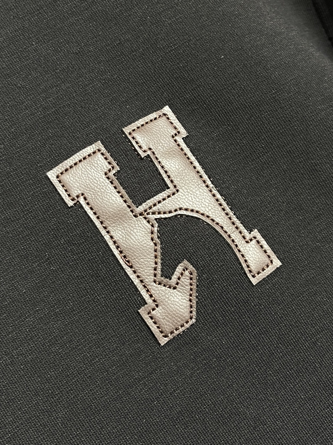 🛒🛒HERMES 2025SS秋冬圆领长袖T恤，氨丝光磨毛，时尚logo拼皮！氨面料上身舒适爽滑，纯棉精