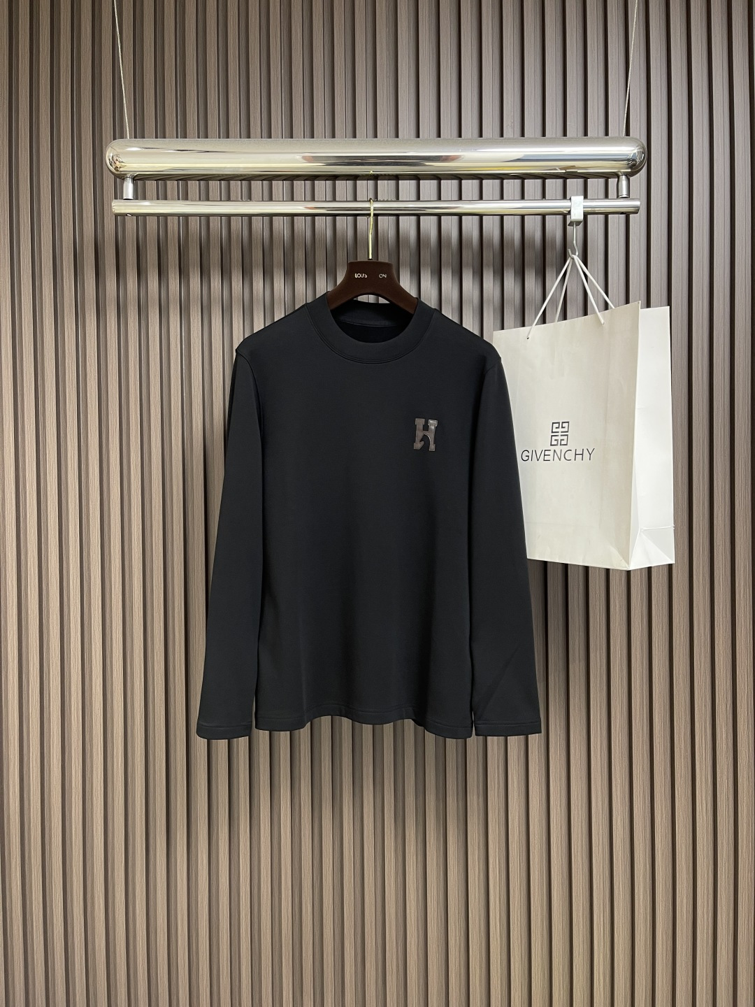 🛒🛒HERMES 2025SS秋冬圆领长袖T恤，氨丝光磨毛，时尚logo拼皮！氨面料上身舒适爽滑，纯棉精