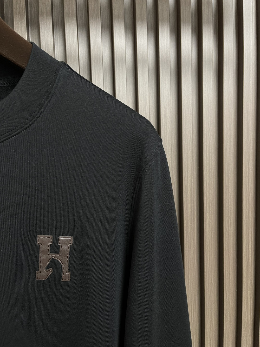 🛒🛒HERMES 2025SS秋冬圆领长袖T恤，氨丝光磨毛，时尚logo拼皮！氨面料上身舒适爽滑，纯棉精