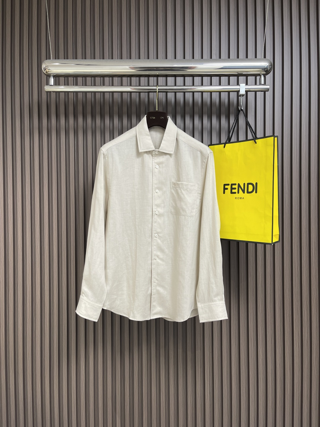 NO:524714,Hermes 2025ss autumn new natural linen casual long-sleeved shirt. Combined tailoring. All-in-one hardware accessories. The fabric is made of natural linen, skin-friendly and comfortable, making the upper body comfortable and breathable. Moisture-absorbing and sweating. Tencel adds, which makes the overall high-end and shiny texture. It can be matched well in business and casual size M-3XL, hermes, shirts, alexander wang19860909Hermes 2025ss秋季新款天然亚麻材质休闲长袖衬衫 合体的剪裁 五金辅料全品相 面料采用天然亚麻材质,亲肤舒适,让上身舒适透气 吸湿排汗 天丝添加 又让整体高档而有光泽质感 商务休闲都能很好搭配 尺码M-3XL,,hermes,shirts,alexander wang,Men's clothing