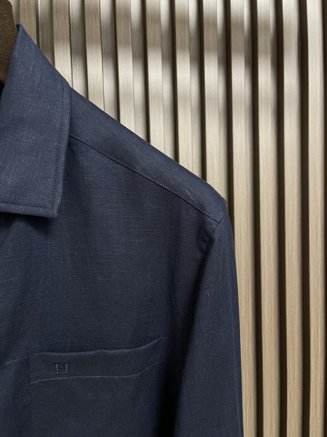 🛒🛒Hermes 2025ss秋季新款天然亚麻材质休闲长袖衬衫 合体的剪裁 五金辅料全品相 面料采用天然