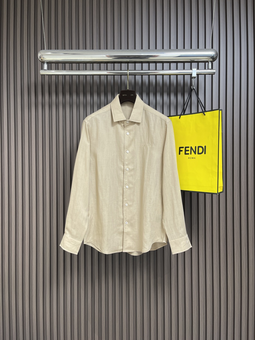 NO:524716,LP Loro Piana 2025ss autumn full-quality order, business commuting, natural linen casual shirt, integrated tailoring, hardware accessories, full-quality fabrics are made of natural linen, skin-friendly and comfortable, making the upper body comfortable and breathable, moisture-absorbing and sweating, Tencel addition, makes the overall high-end and shiny texture, and can be matched well in business and casual size M-3XL,,loro pigana,loro pigana,shirts,alexander wang19860909LP Loro Piana 2025ss秋季全品相订单,商务通勤 天然亚麻材质休闲衬衫,合体的剪裁 五金辅料全品相 面料采用天然亚麻材质,亲肤舒适,让上身舒适透气 吸湿排汗 天丝添加 又让整体高档而有光泽质感 商务休闲都能很好搭配 尺码M-3XL,,loro piana,loro piana,shirts,alexander wang,Men's clothing