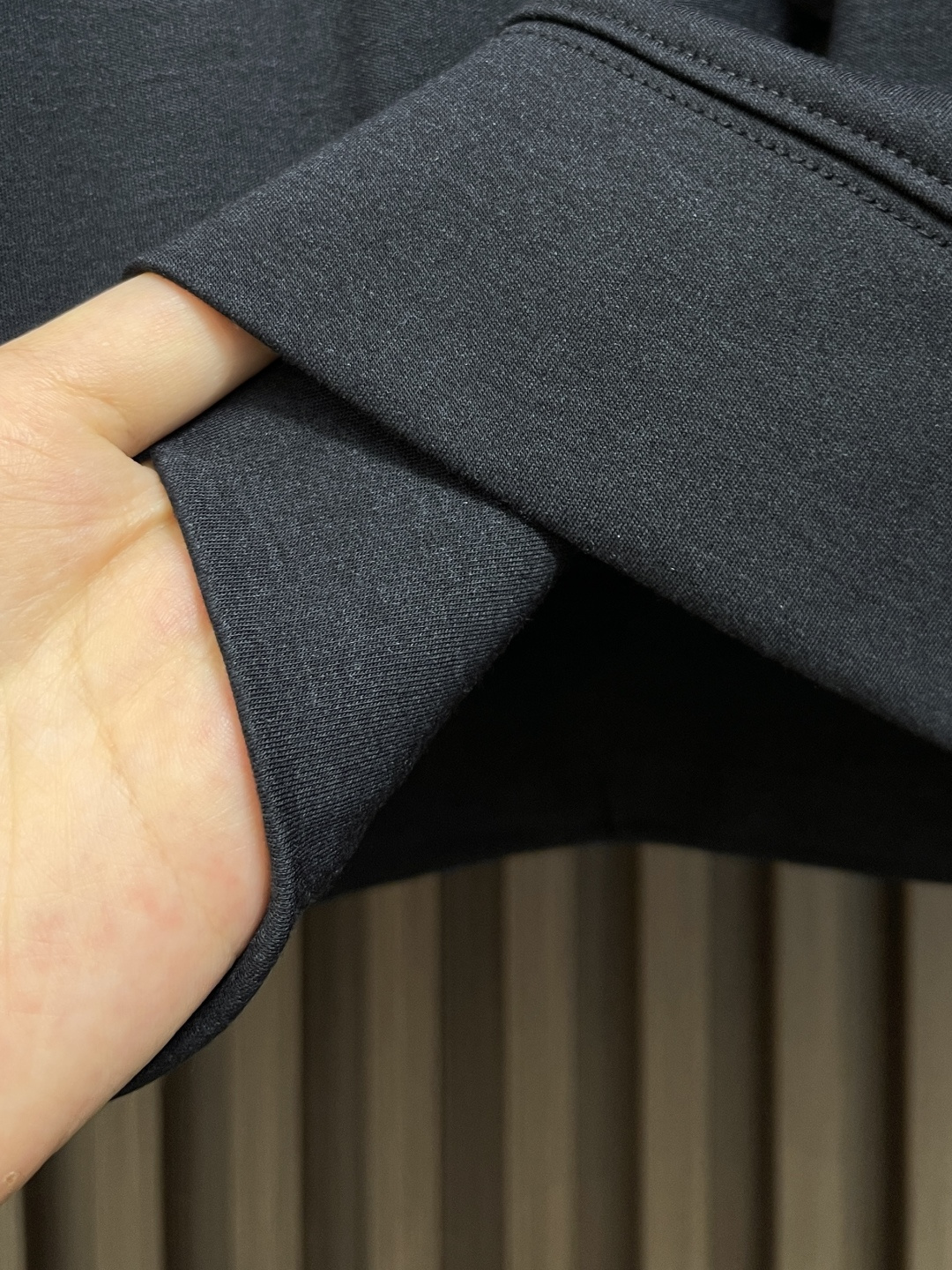 🛒🛒Kiton 2025ss秋冬款莫代尔羊绒打底衫长T桖！入手便知非常柔软，翻领半拉设计 表面有着莫代尔