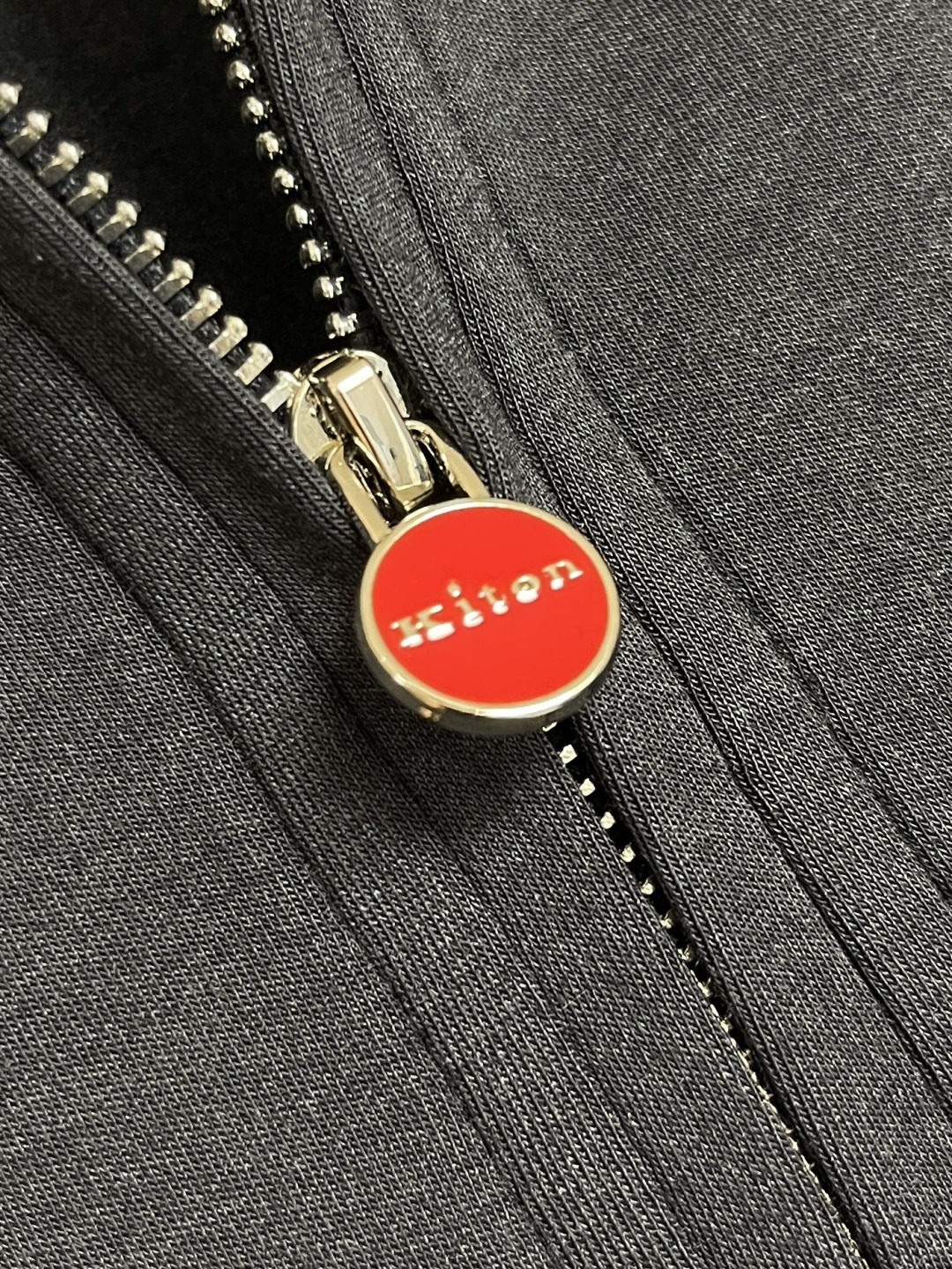 🛒🛒Kiton 2025ss秋冬款莫代尔羊绒打底衫长T桖！入手便知非常柔软，翻领半拉设计 表面有着莫代尔