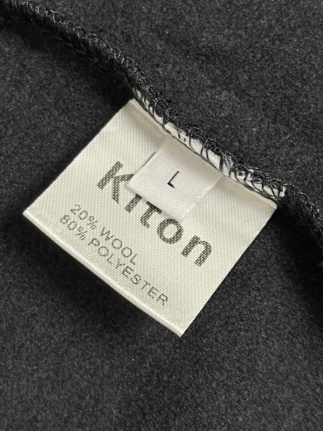 🛒🛒Kiton 2025ss秋冬款莫代尔羊绒打底衫长T桖！入手便知非常柔软，翻领半拉设计 表面有着莫代尔