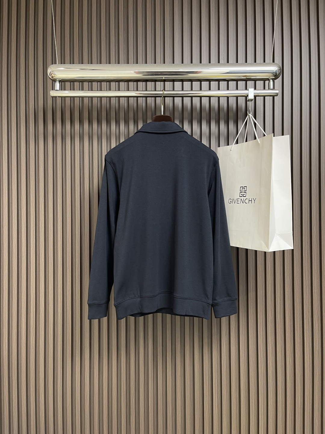 🛒🛒Kiton 2025ss秋冬款莫代尔羊绒打底衫长T桖！入手便知非常柔软，翻领半拉设计 表面有着莫代尔